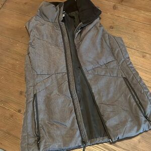 Womens vest sz small small snag pictured